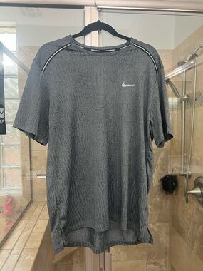 Nike Men’s Charcoal Gray Performance Short Sleeve Tee